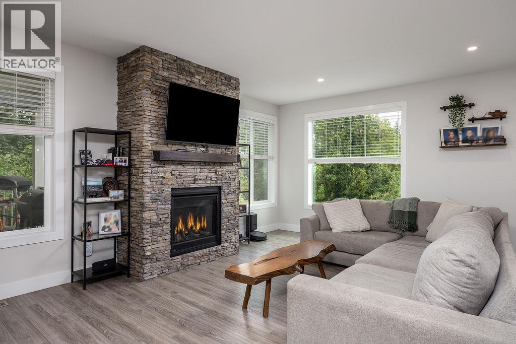 Photo 2 of 20 15th Avenue Se, Salmon Arm BC