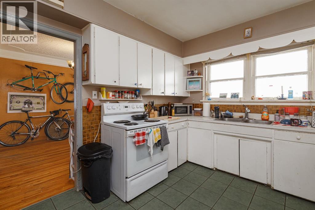 Photo 4 of 2824 Parkdale Boulevard Nw, Calgary AB