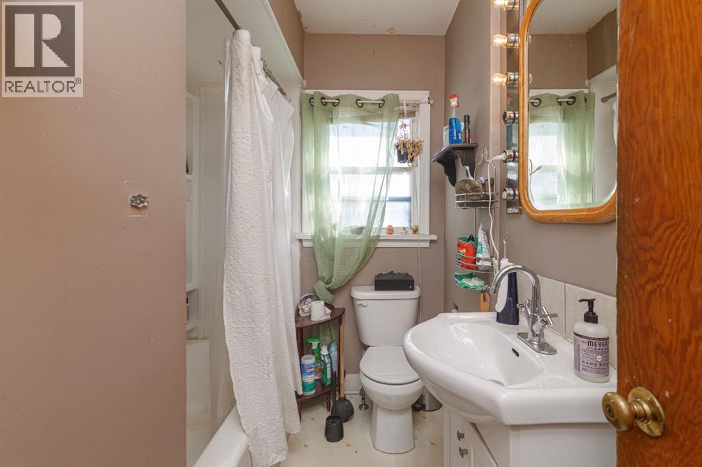 Photo 9 of 2824 Parkdale Boulevard Nw, Calgary AB