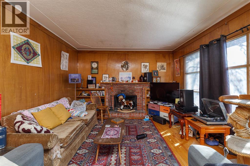 Photo 2 of 2824 Parkdale Boulevard Nw, Calgary AB