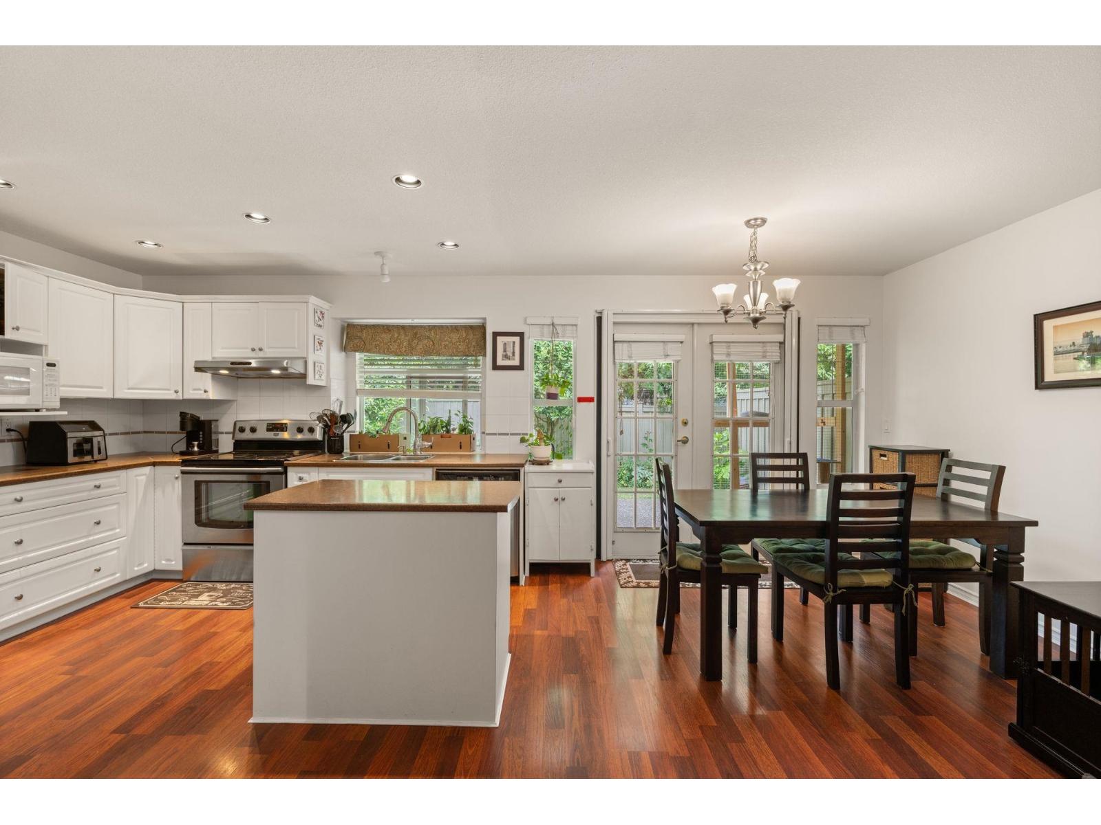 Photo 8 of 7 15860 82 Avenue, Surrey BC