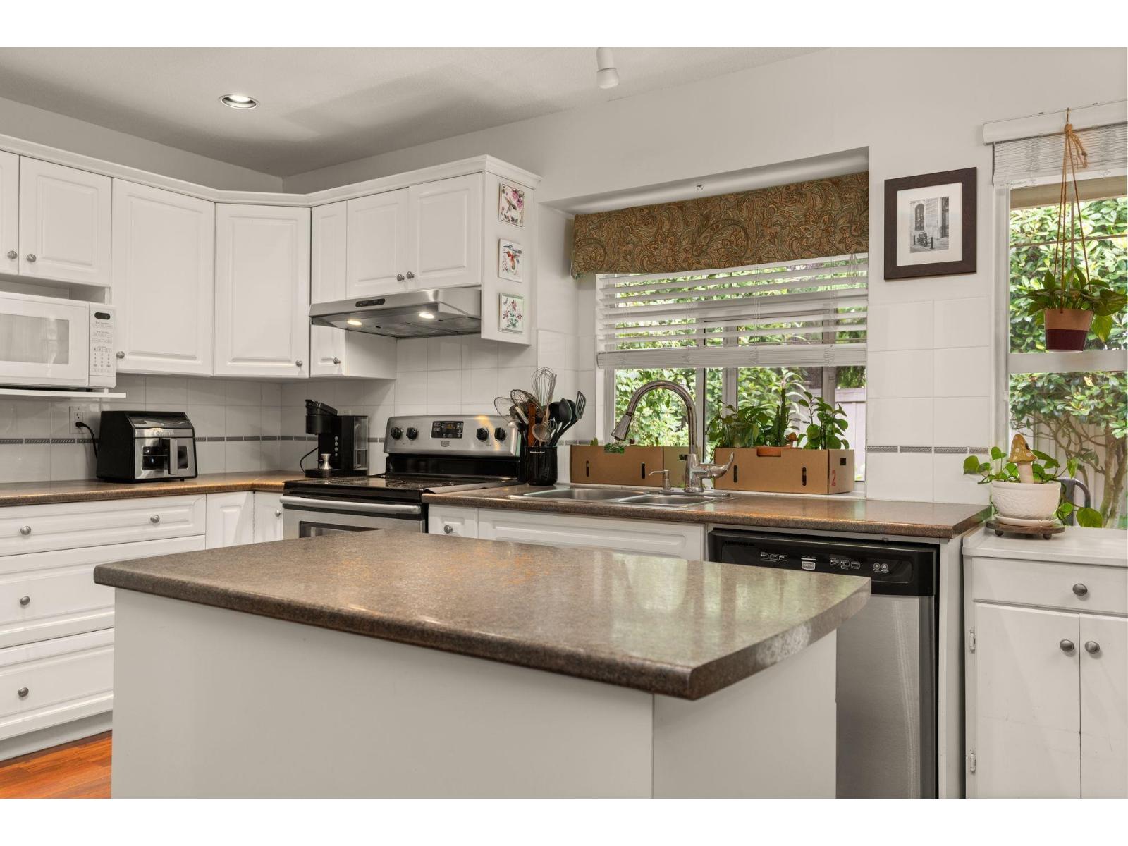 Photo 5 of 7 15860 82 Avenue, Surrey BC