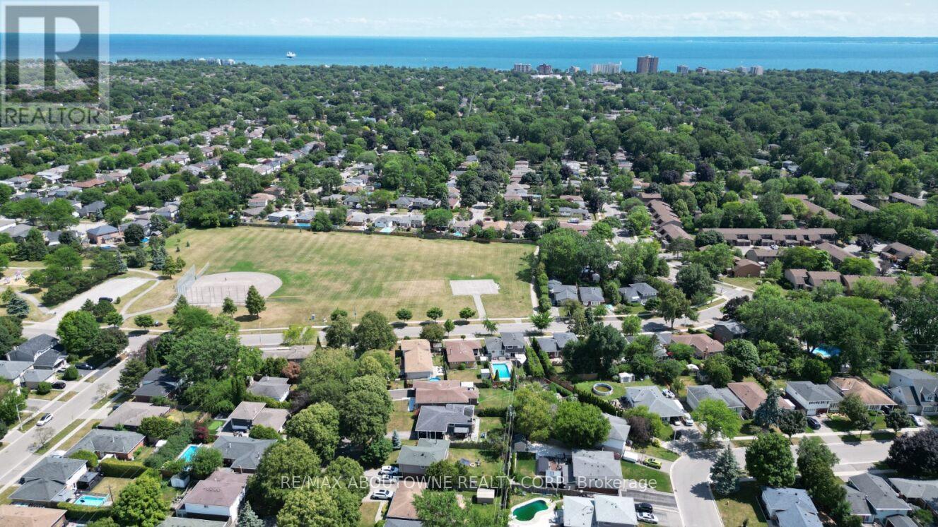 Photo 27 of 626 Cape Avenue, Burlington ON