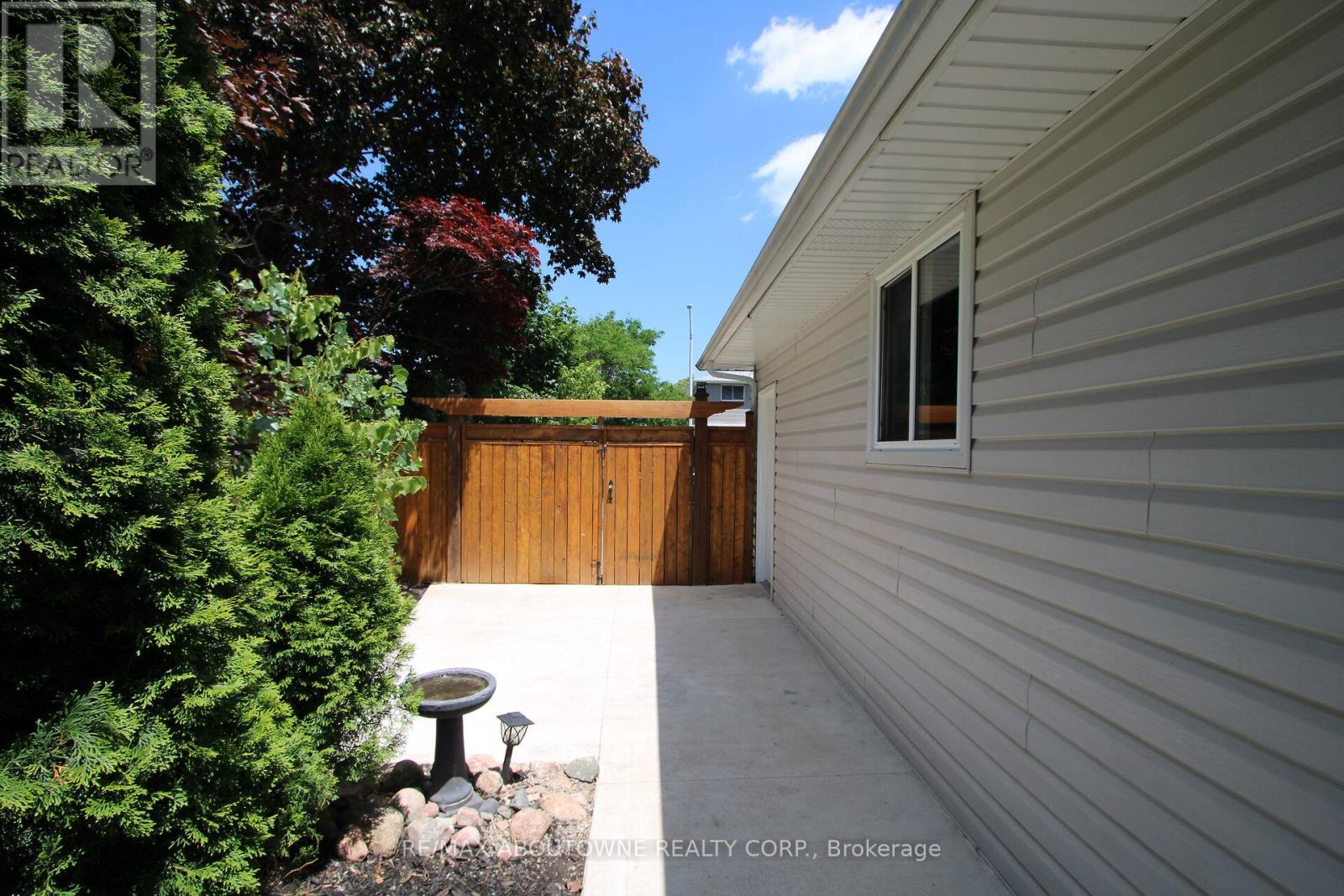 Photo 5 of 626 Cape Avenue, Burlington ON