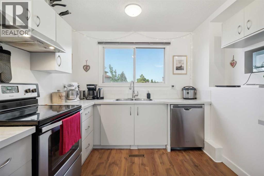 Single Family House 4 Level for Sale in  Fonda Way SE Forest Heights Calgary 