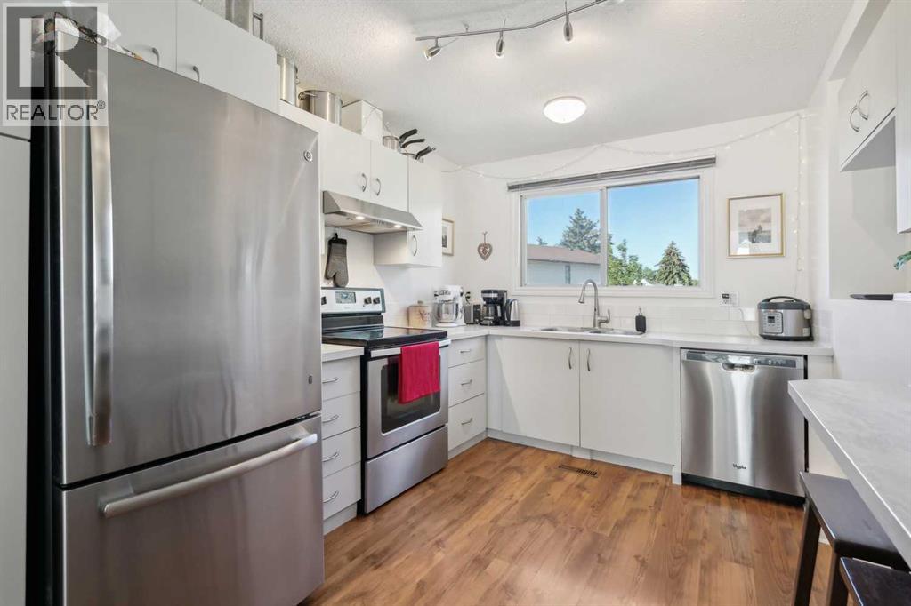 Single Family House 4 Level for Sale in  Fonda Way SE Forest Heights Calgary 