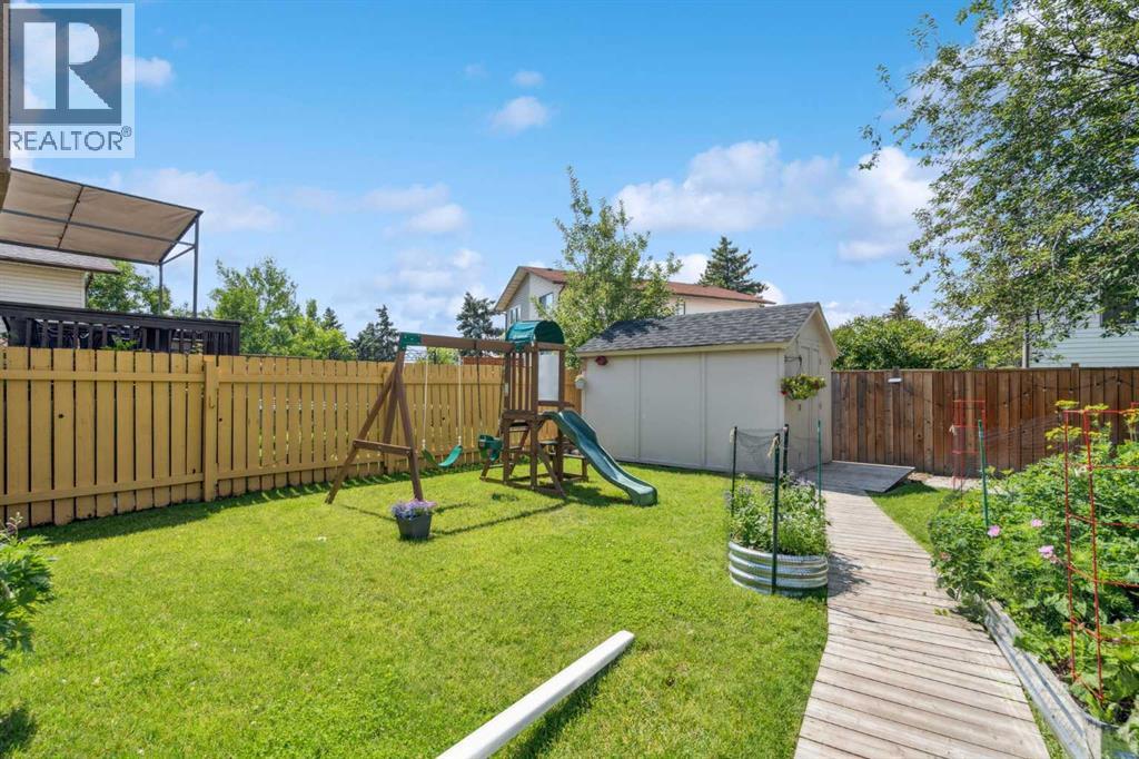 Single Family House 4 Level for Sale in  Fonda Way SE Forest Heights Calgary 