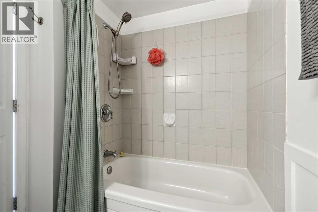Single Family House 4 Level for Sale in  Fonda Way SE Forest Heights Calgary 