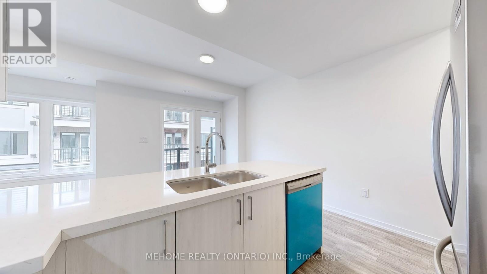 Photo 7 of 208 Matawin Lane, Richmond Hill ON