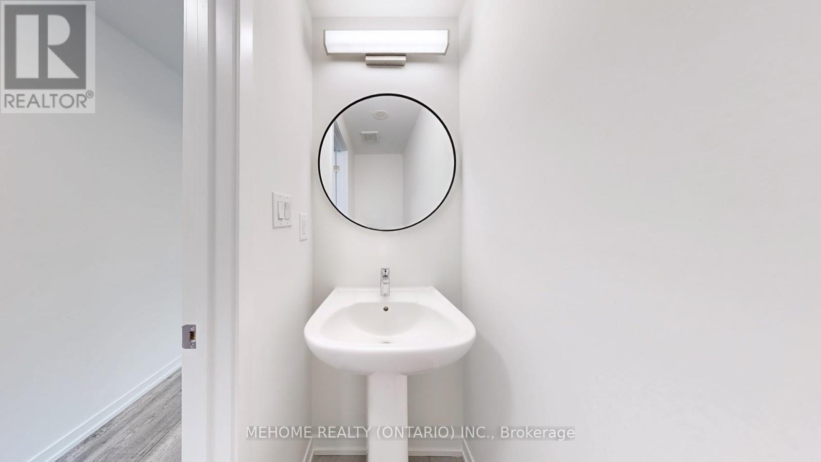 Photo 32 of 208 Matawin Lane, Richmond Hill ON