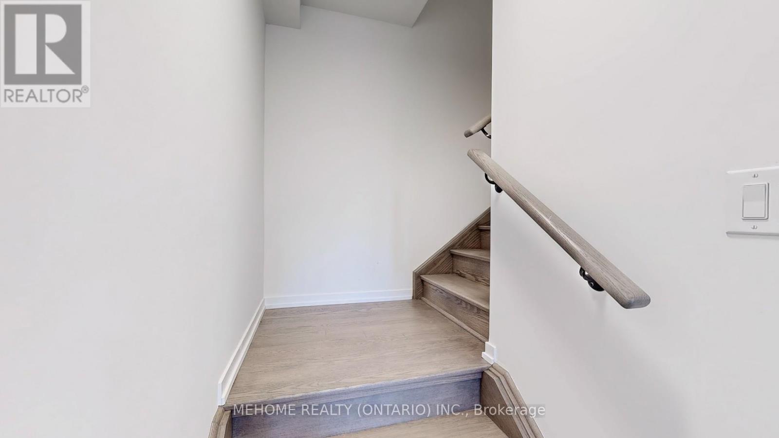 Photo 8 of 208 Matawin Lane, Richmond Hill ON