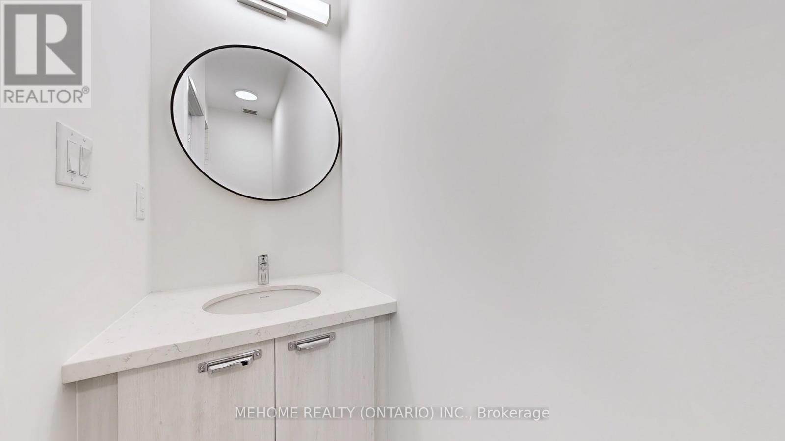 Photo 25 of 208 Matawin Lane, Richmond Hill ON