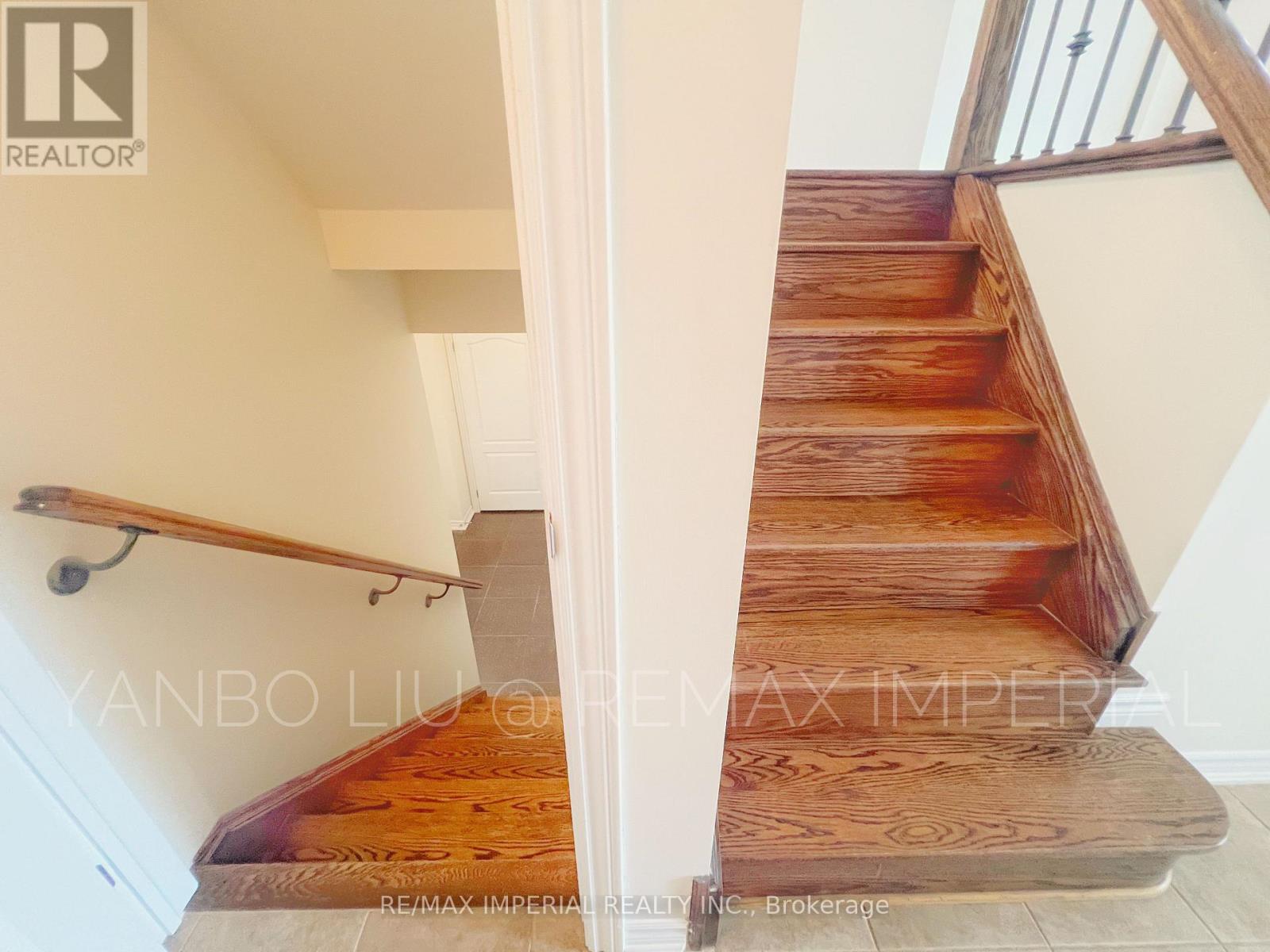 Photo 11 of 155 Art West Avenue, Newmarket ON
