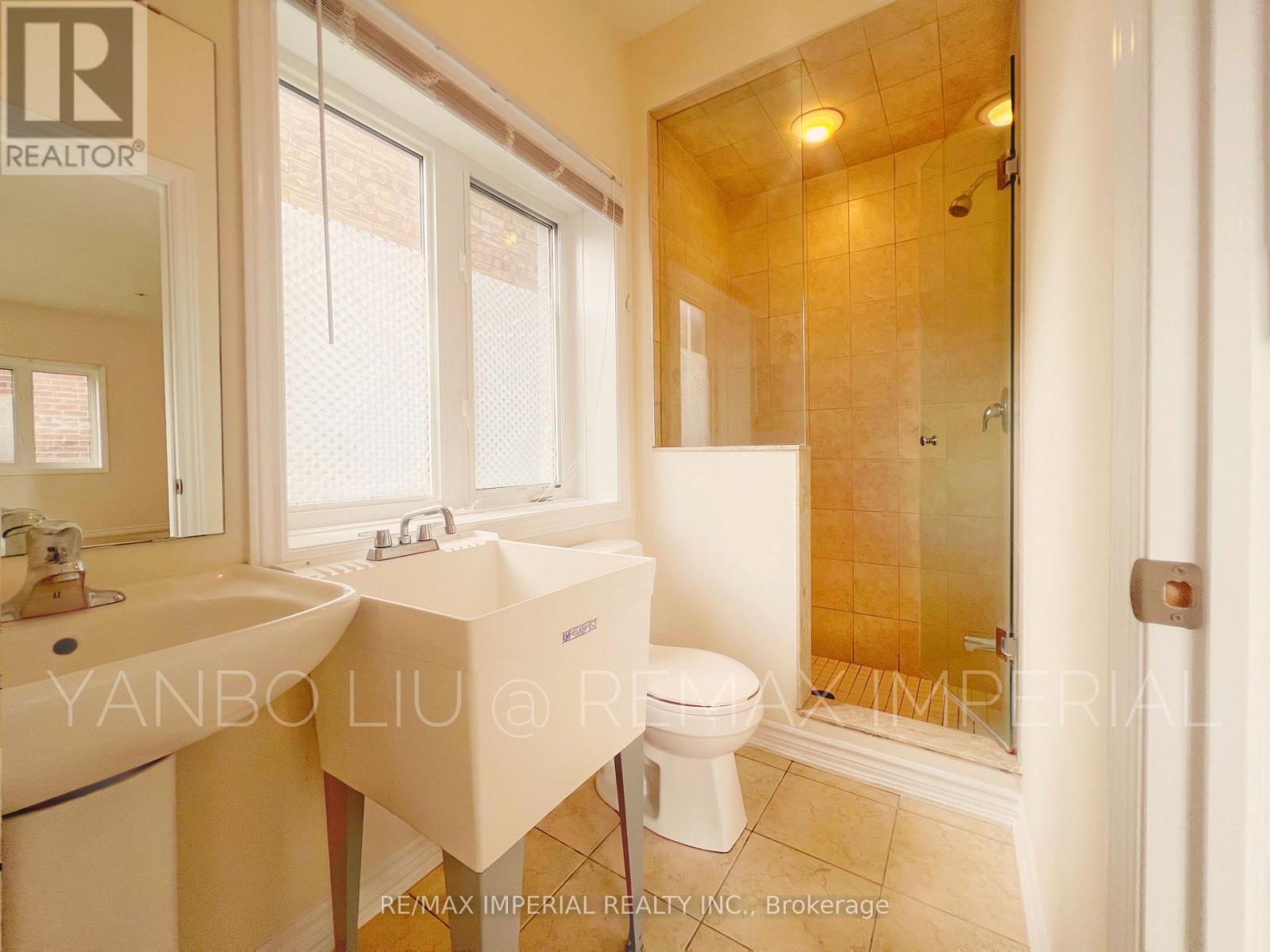Photo 13 of 155 Art West Avenue, Newmarket ON