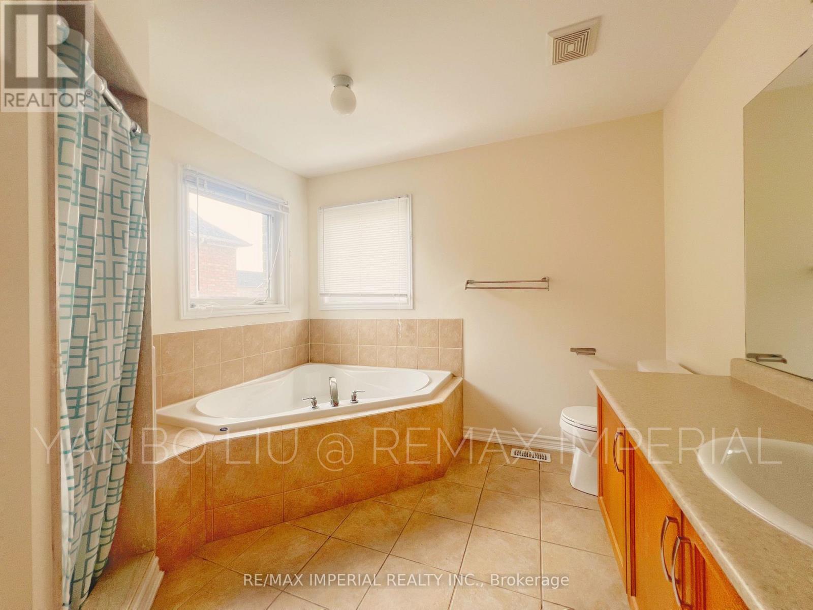 Photo 17 of 155 Art West Avenue, Newmarket ON
