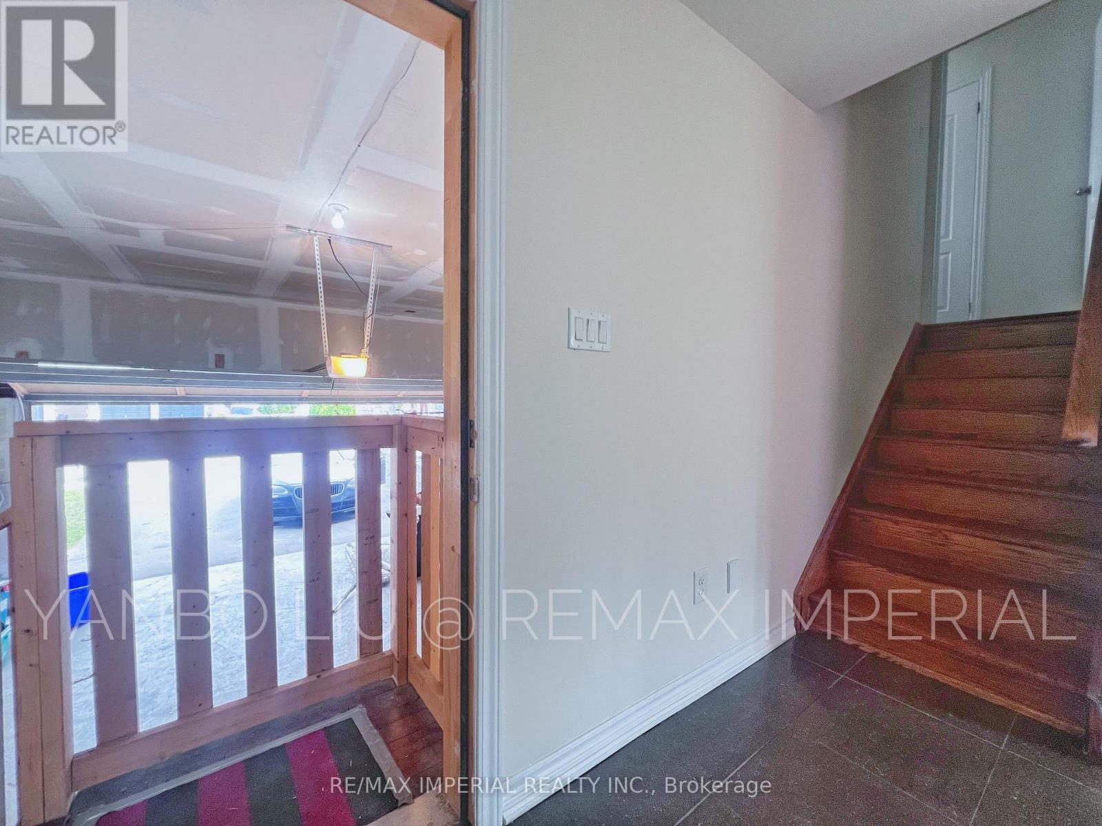 Photo 27 of 155 Art West Avenue, Newmarket ON