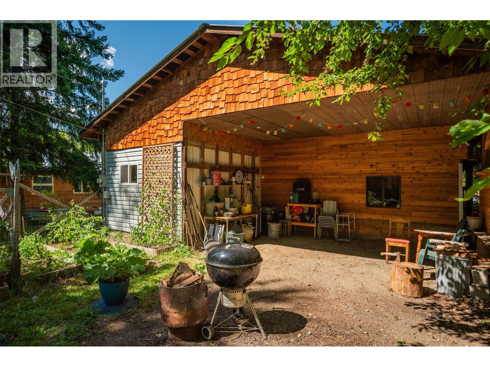 Photo 3 of 711 9th Avenue, New Denver BC