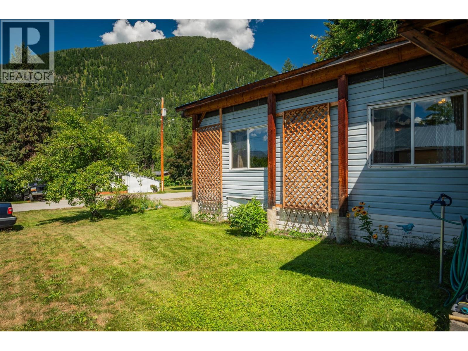 Photo 19 of 711 9th Avenue, New Denver BC