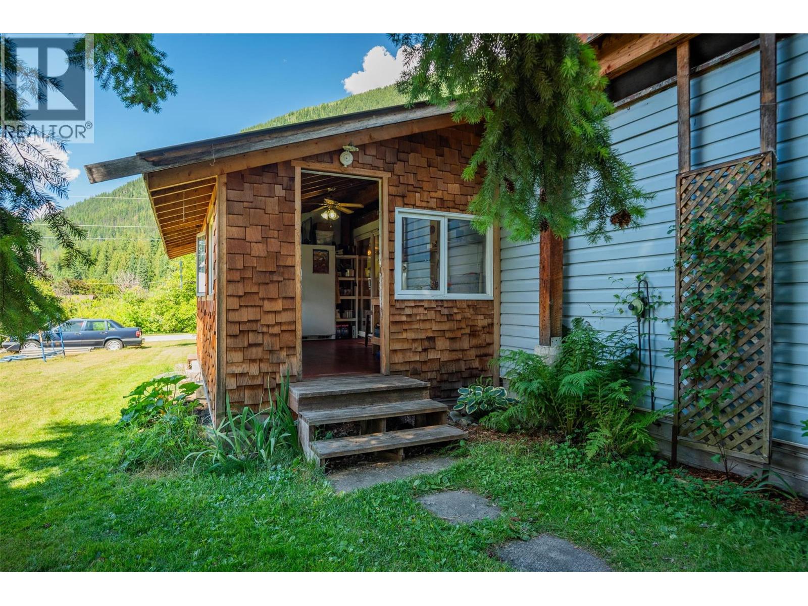 Photo 20 of 711 9th Avenue, New Denver BC