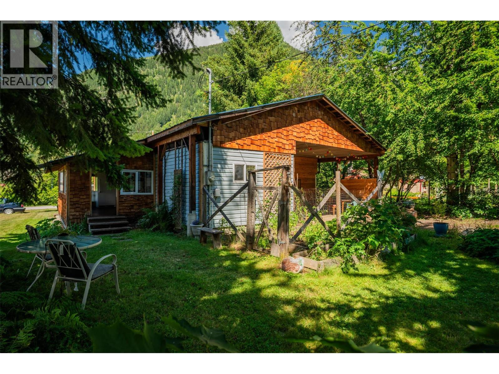 Photo 4 of 711 9th Avenue, New Denver BC