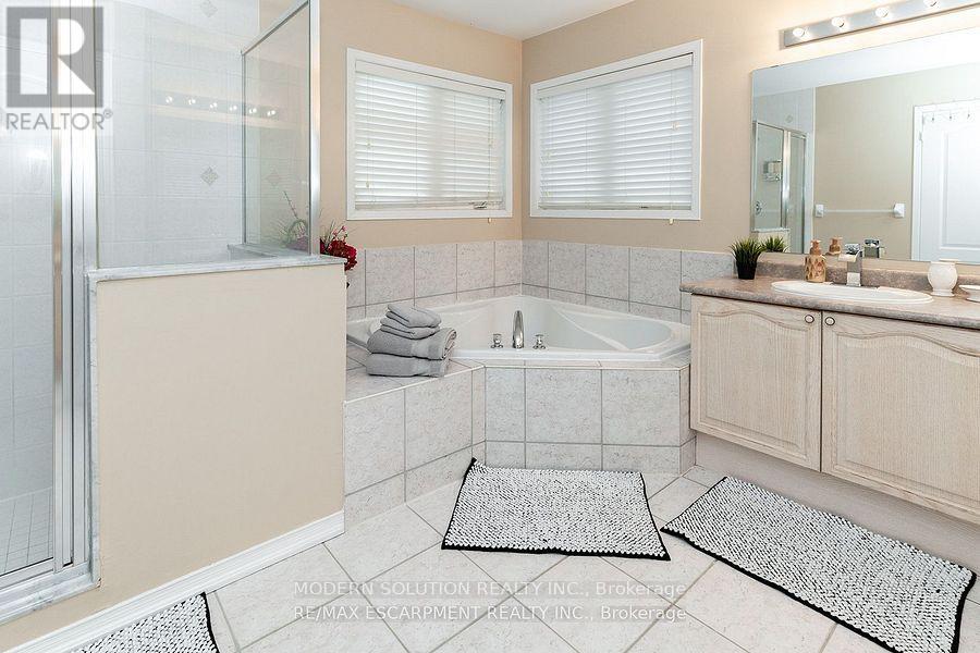 Photo 7 of 4982 Maxine Place, Mississauga ON