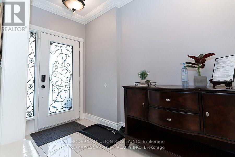 Photo 3 of 4982 Maxine Place, Mississauga ON