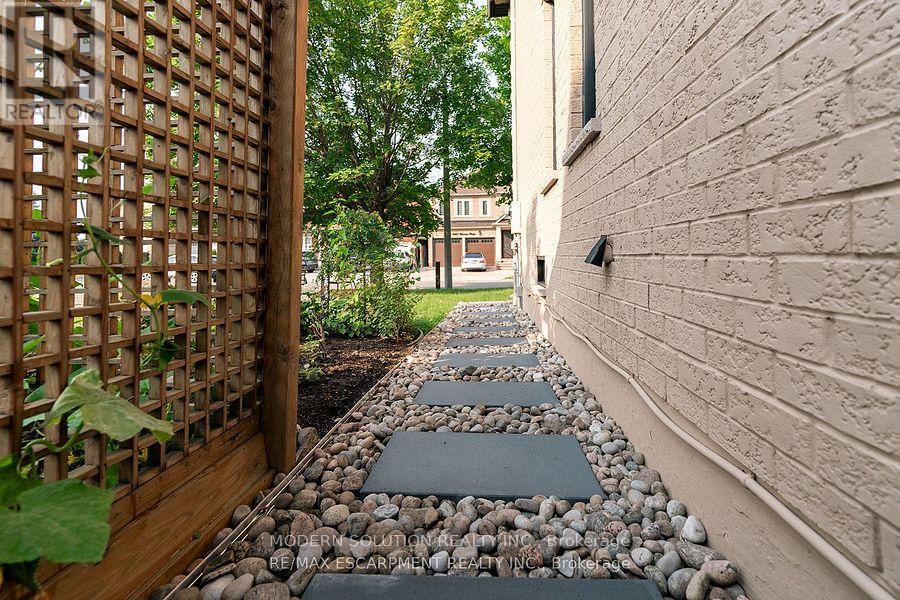 Photo 18 of 4982 Maxine Place, Mississauga ON