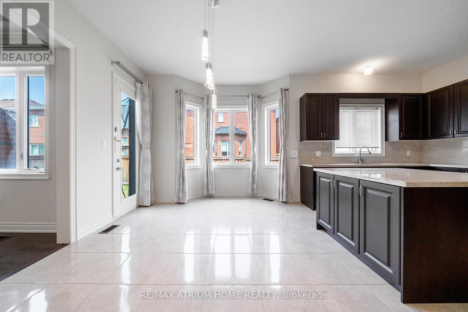 Photo 14 of 3320 Meadow Marsh Crescent, Oakville ON