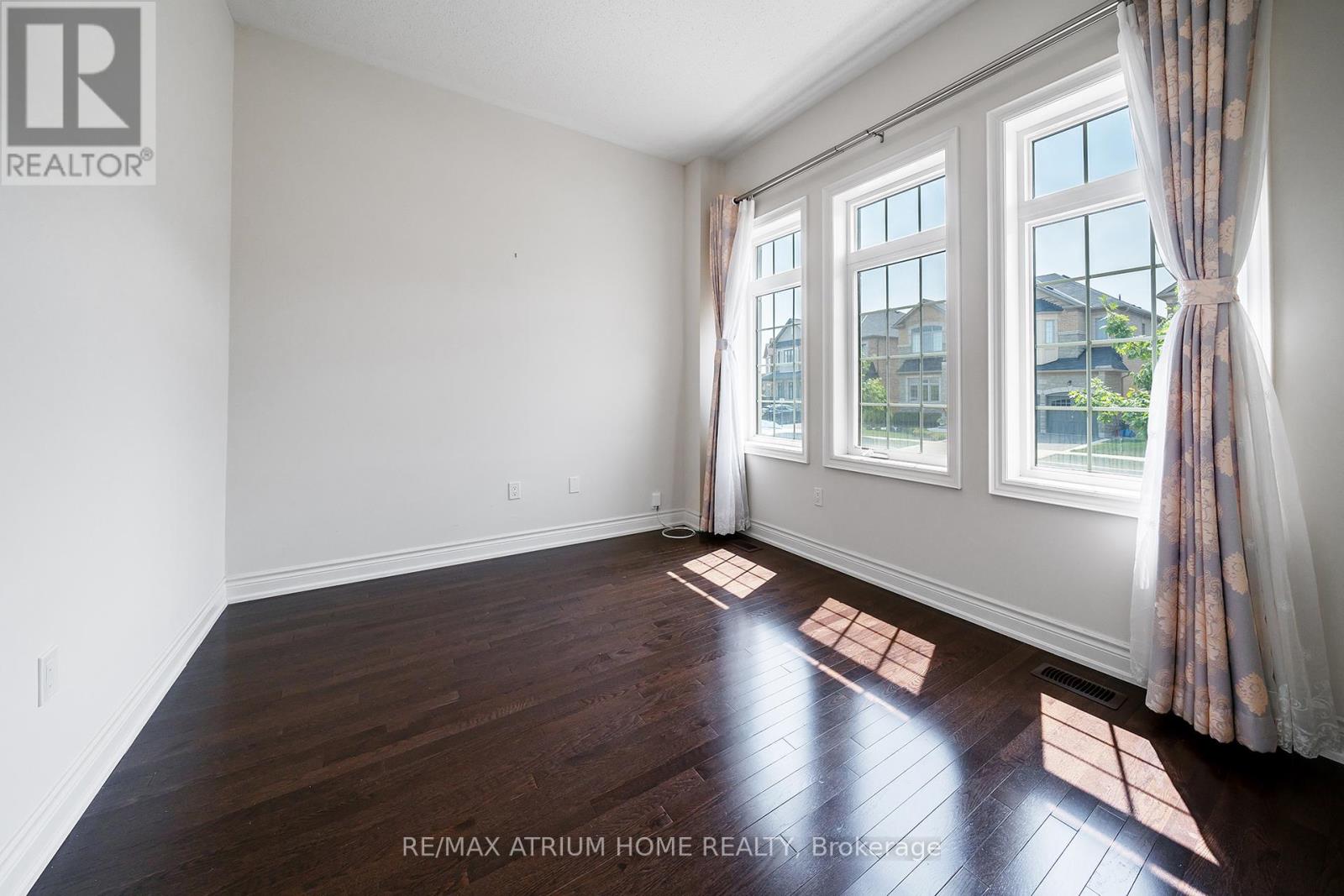 Photo 3 of 3320 Meadow Marsh Crescent, Oakville ON