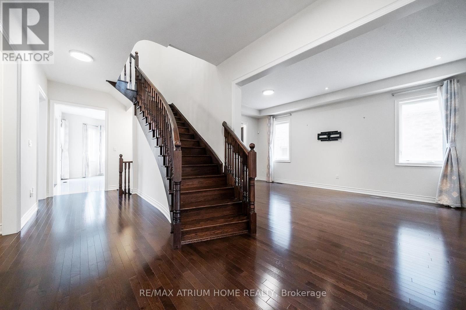 Photo 7 of 3320 Meadow Marsh Crescent, Oakville ON