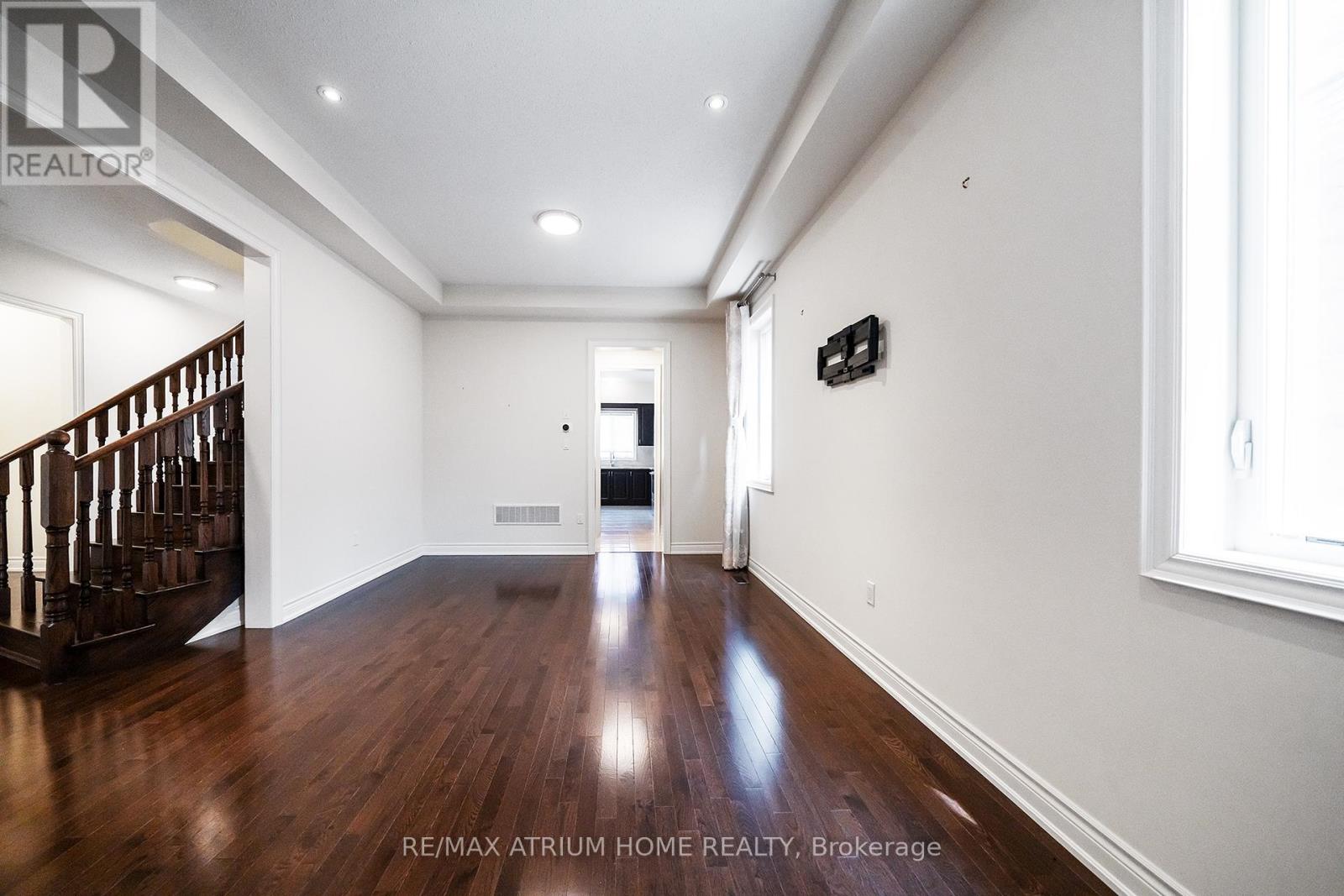 Photo 9 of 3320 Meadow Marsh Crescent, Oakville ON
