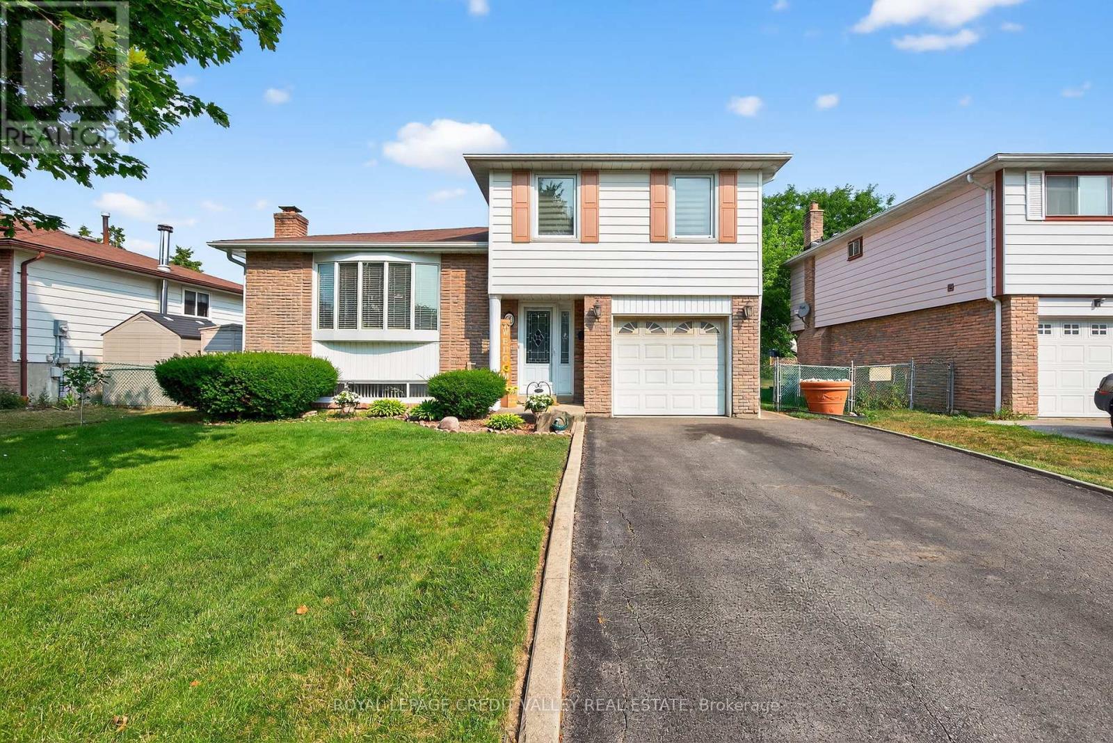 Photo 31 of 60 Gondola Crescent, Brampton ON