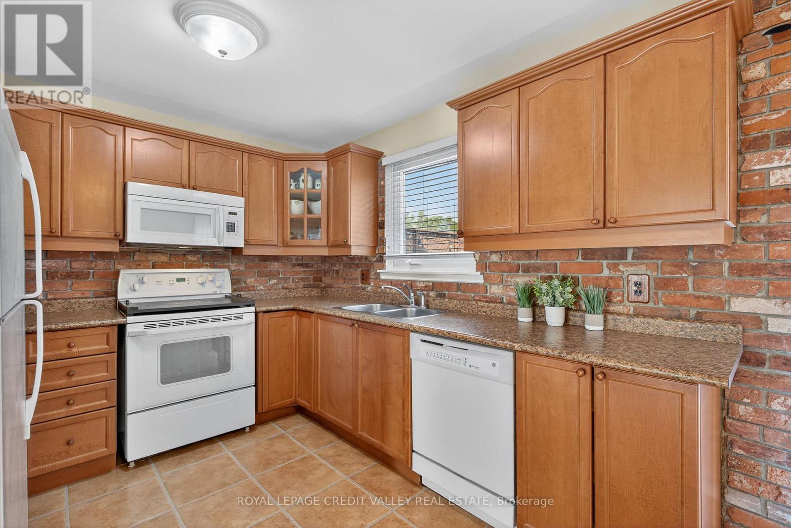 Photo 4 of 60 Gondola Crescent, Brampton ON