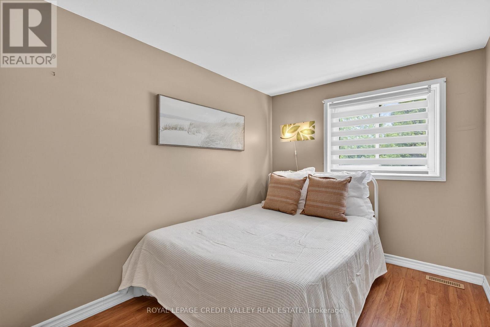 Photo 7 of 60 Gondola Crescent, Brampton ON