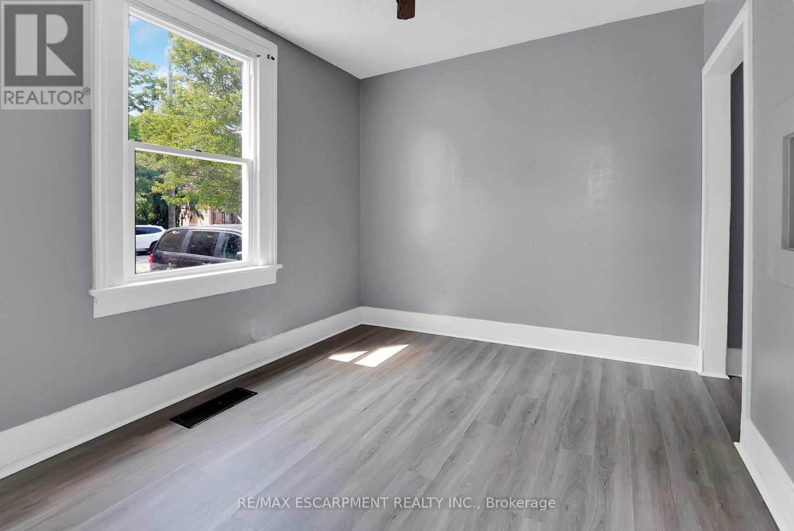 Photo 10 of 68 Henry Street, St Catharines ON