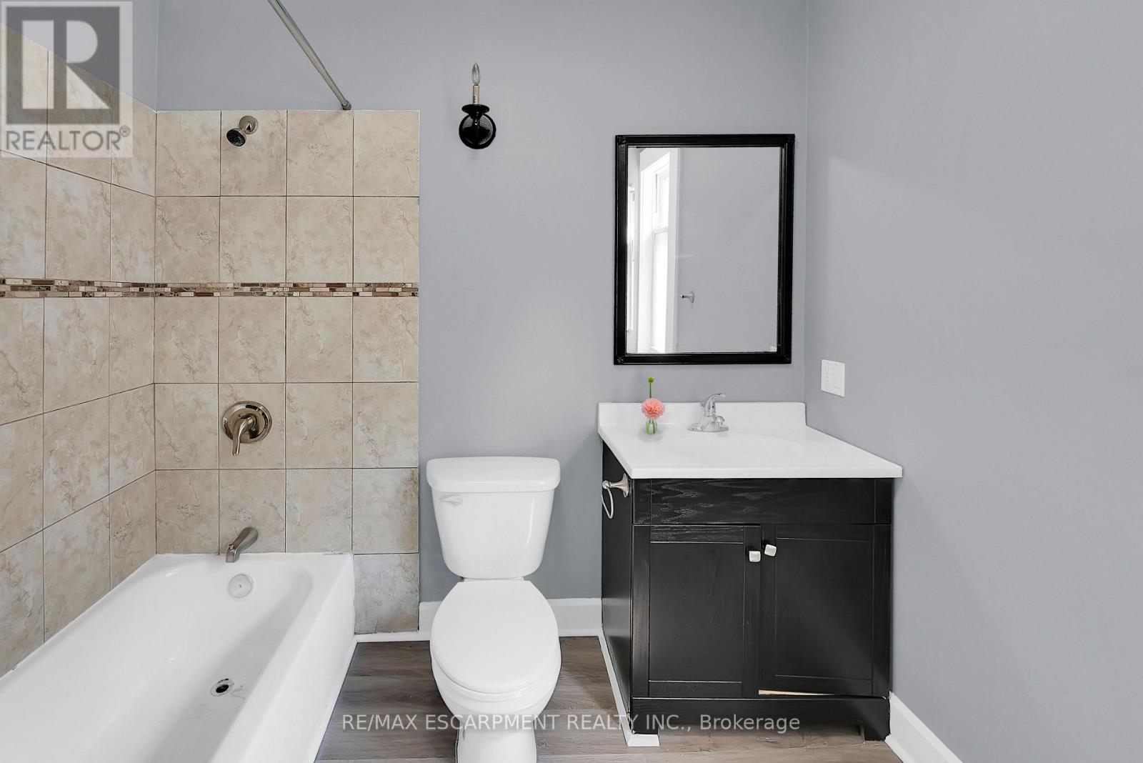 Photo 12 of 68 Henry Street, St Catharines ON