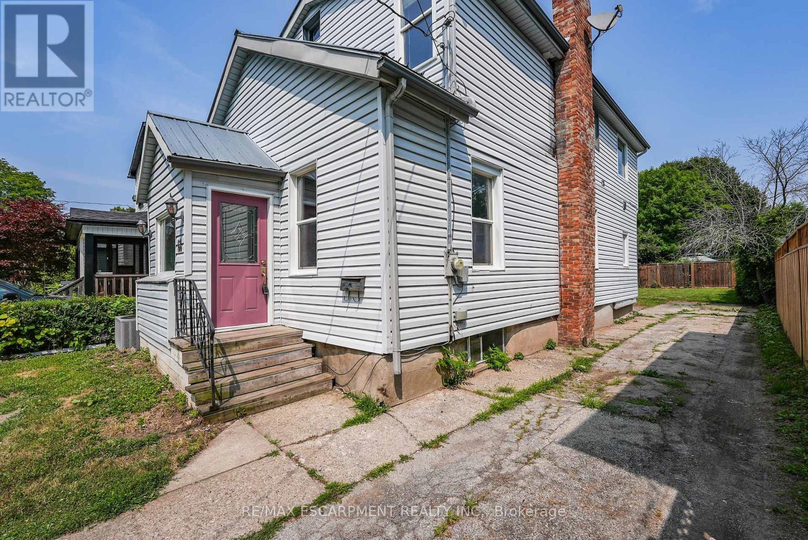 Photo 4 of 68 Henry Street, St Catharines ON
