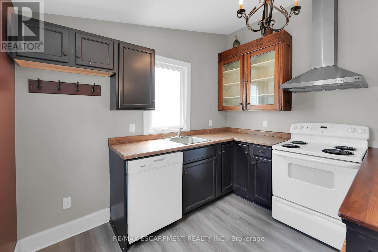 Photo 8 of 68 Henry Street, St Catharines ON