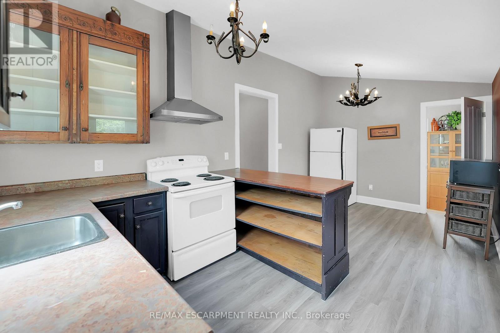 Photo 9 of 68 Henry Street, St Catharines ON
