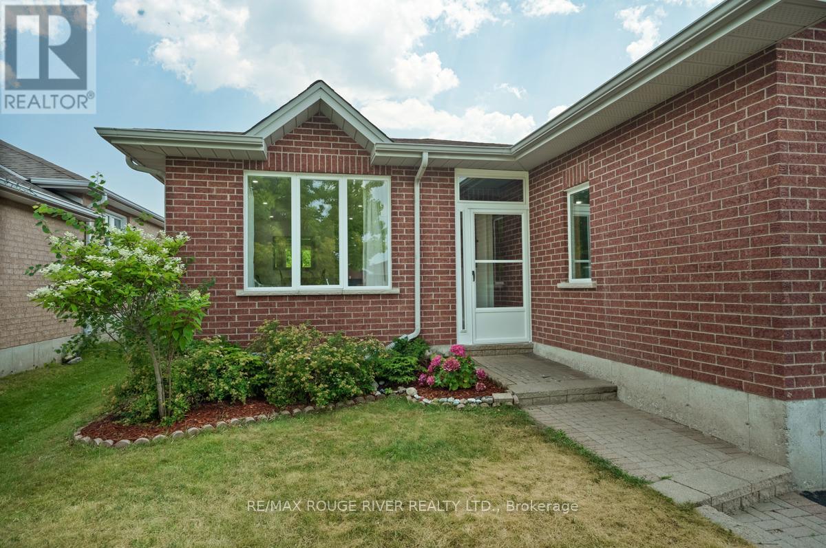 Photo 2 of 333 Mary Street W, Kawartha Lakes ON