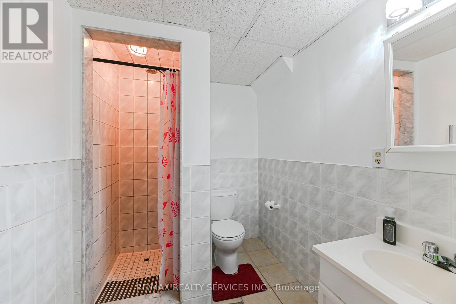 Photo 8 of 29 Leneck Avenue, Brampton ON