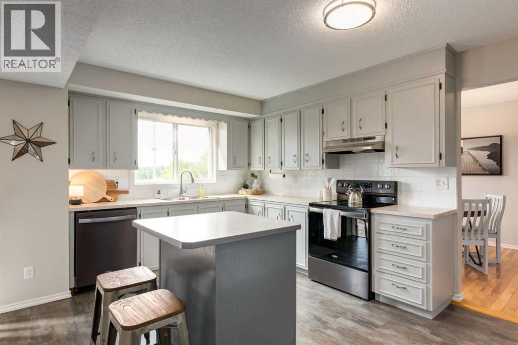 Single Family House for Sale in  Berkley Place NW Beddington Heights Calgary 