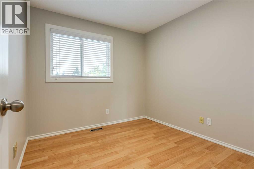 Single Family House for Sale in  Berkley Place NW Beddington Heights Calgary 