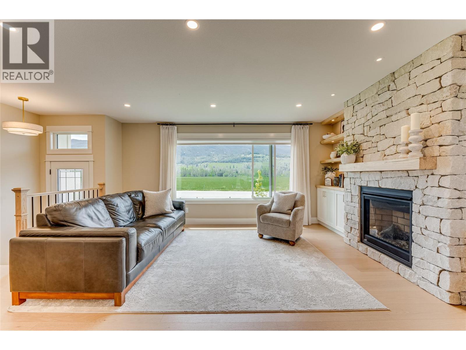 Photo 4 of 8935 Kalamalka Road, Coldstream BC