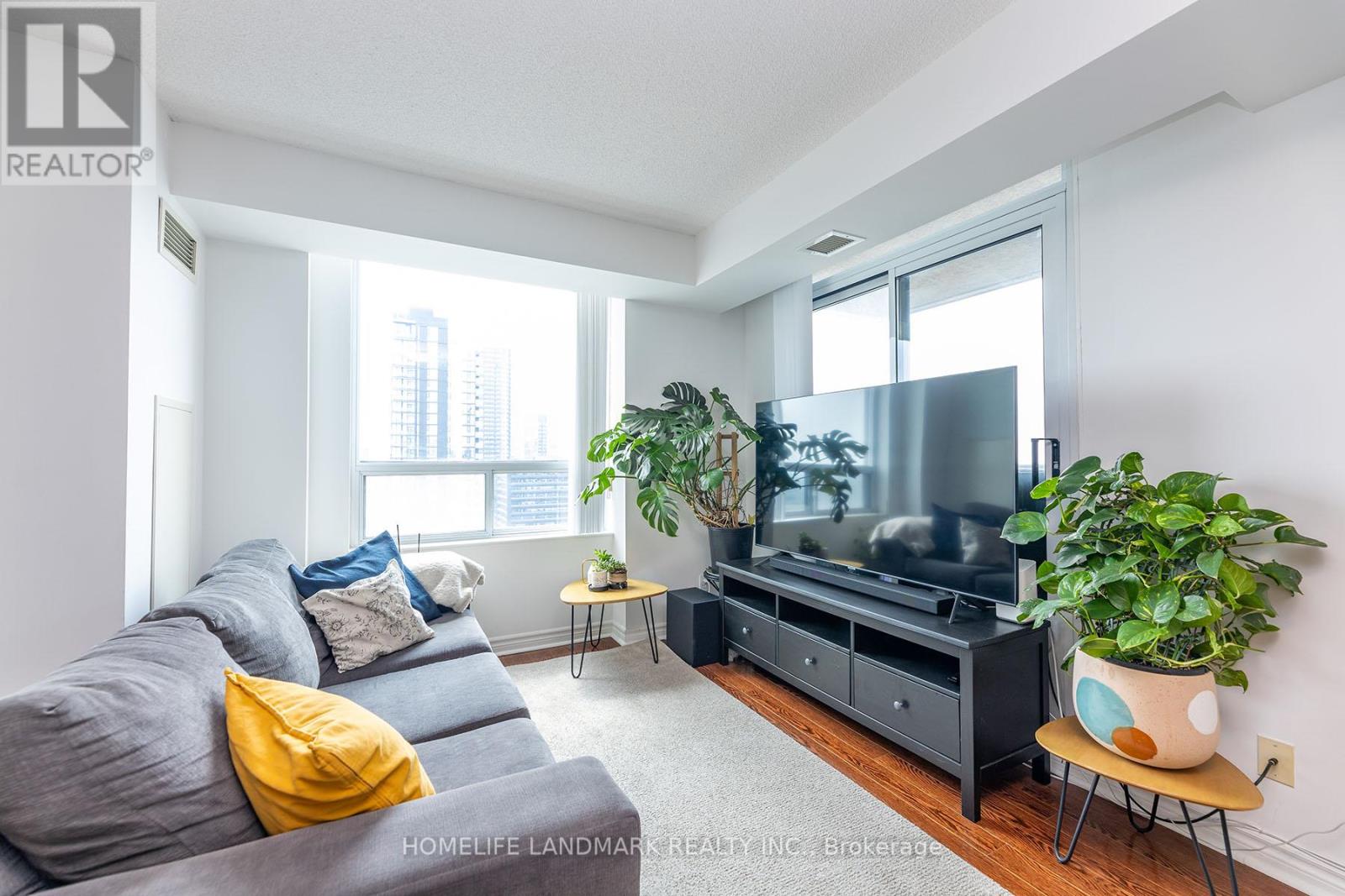 Photo 11 of 3510 18 Spring Garden Avenue, Toronto ON