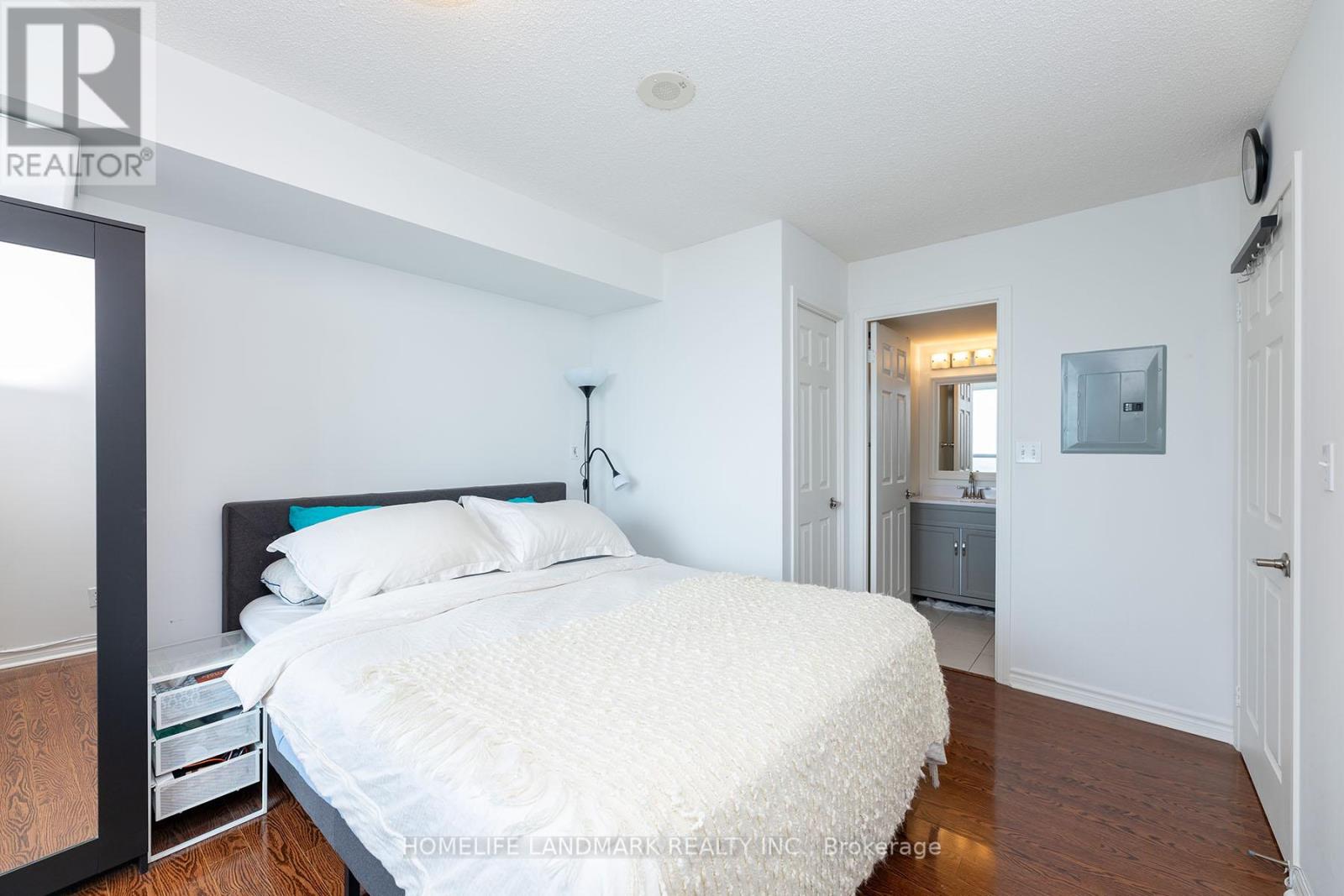 Photo 14 of 3510 18 Spring Garden Avenue, Toronto ON