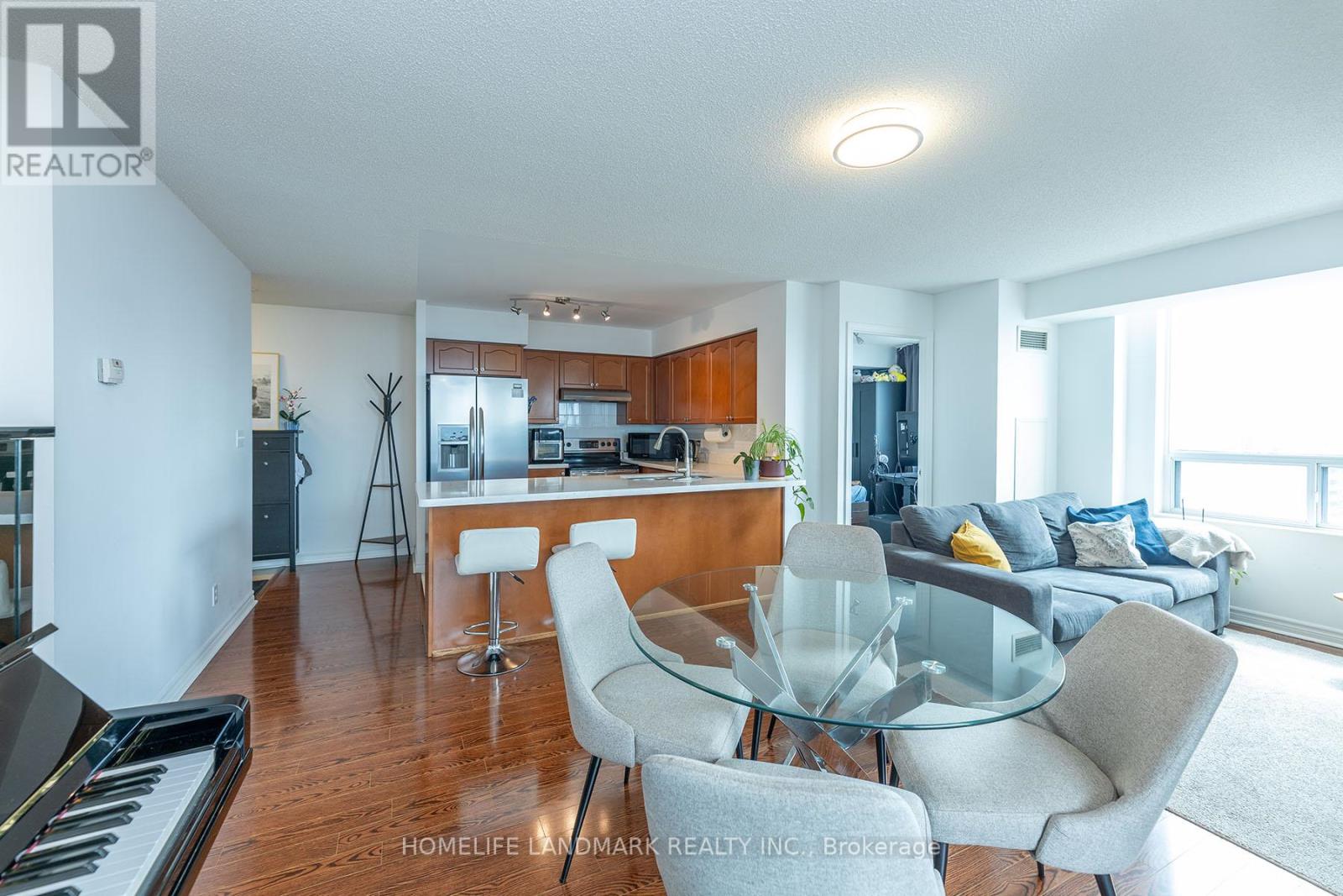 Photo 4 of 3510 18 Spring Garden Avenue, Toronto ON