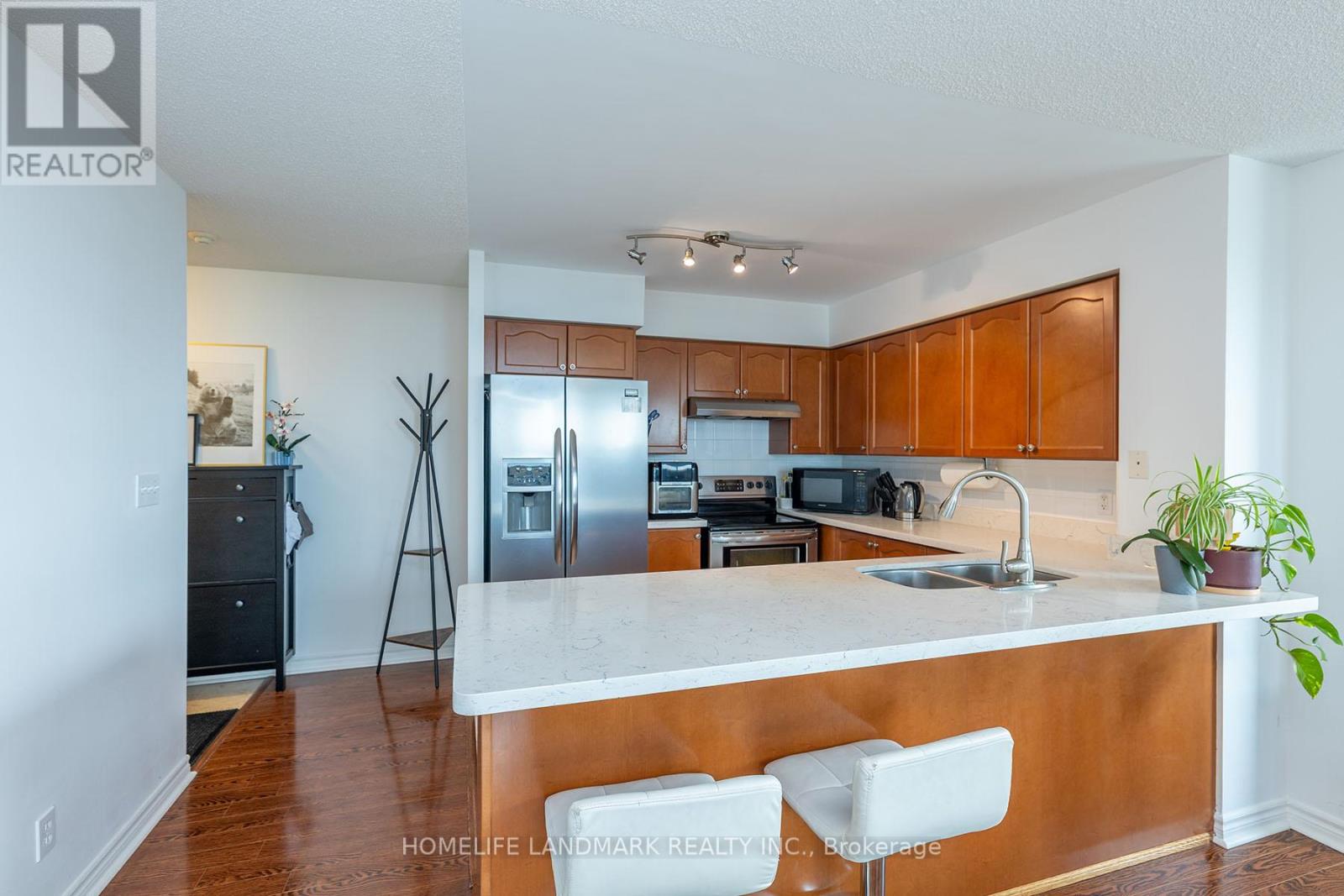 Photo 5 of 3510 18 Spring Garden Avenue, Toronto ON
