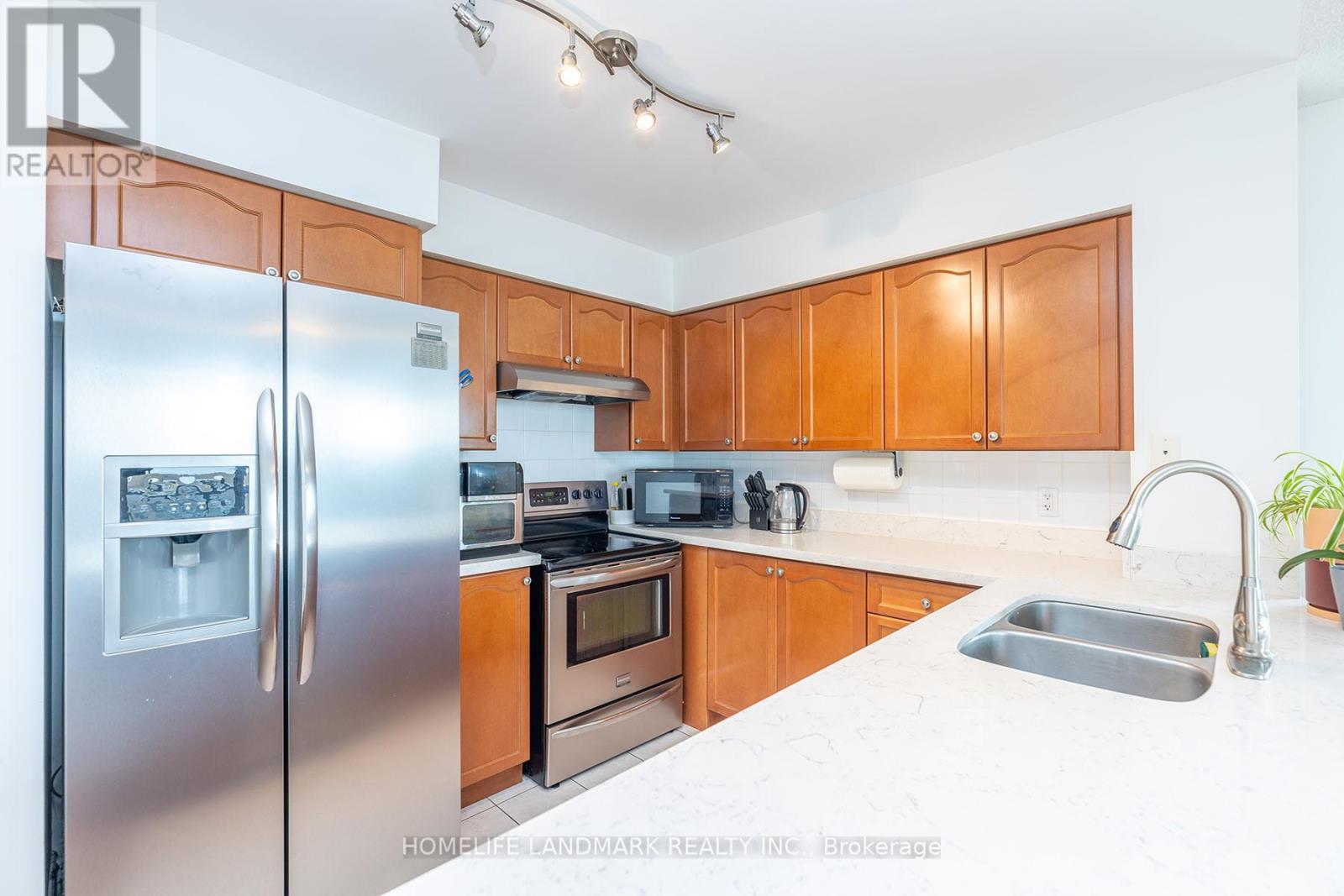 Photo 6 of 3510 18 Spring Garden Avenue, Toronto ON
