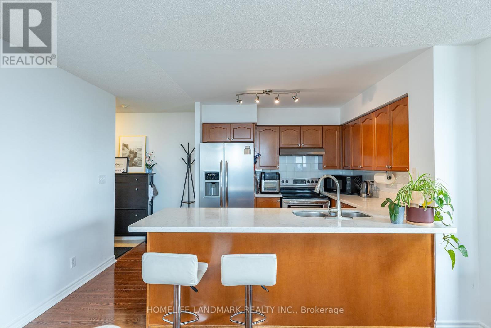Photo 7 of 3510 18 Spring Garden Avenue, Toronto ON